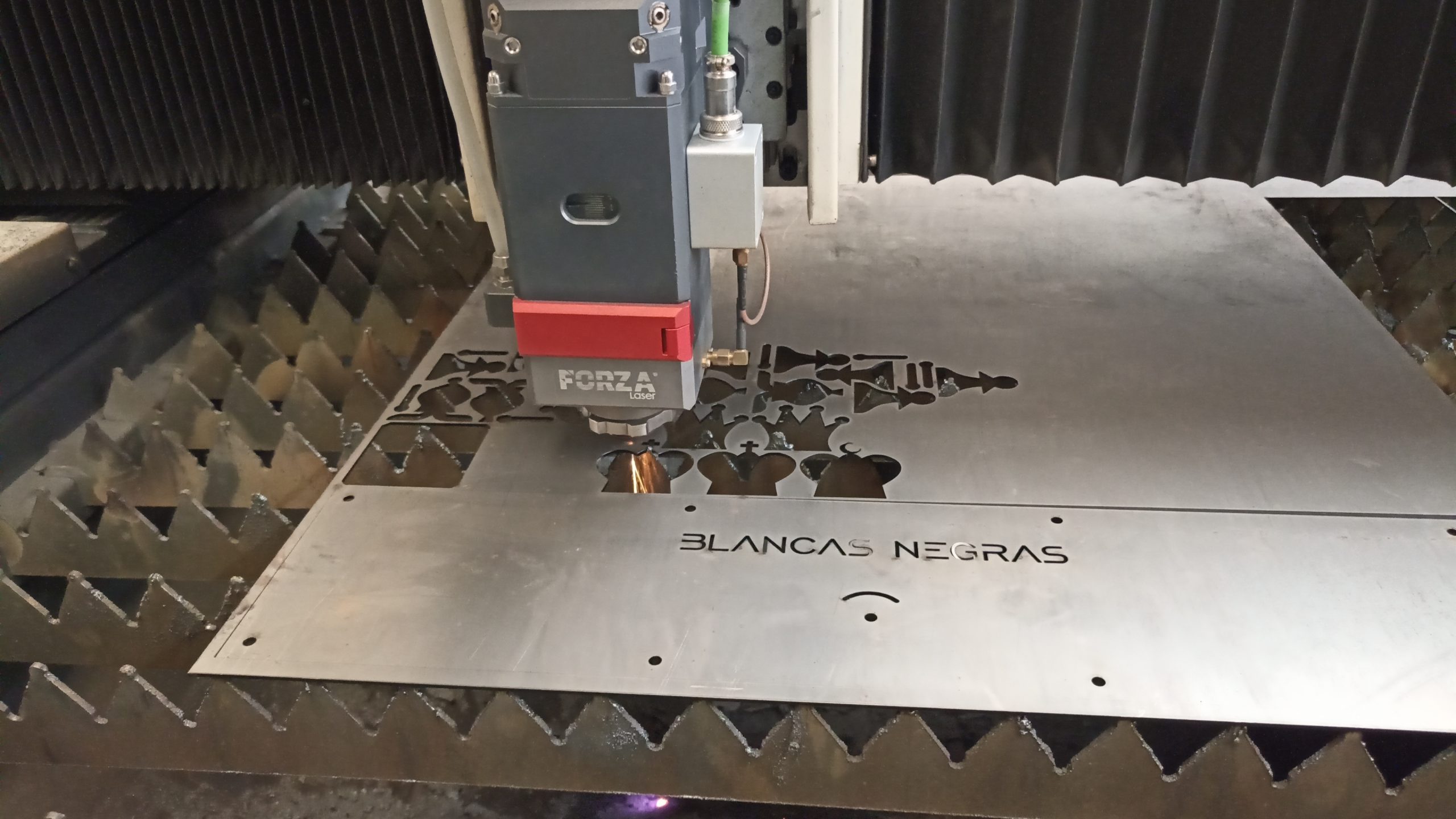 Máquina-de-corte-láser-trabajando-en-acero-y-latón