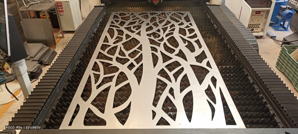 Diseño-de-celosía-metálica-cortada-con-láser